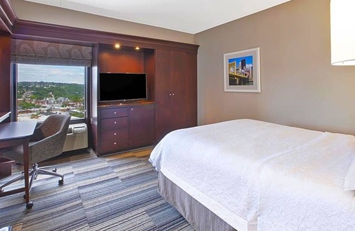 South Oakland Hotel | 2-Star Hotel ∙ Hampton Inn Pittsburgh University Medical Center