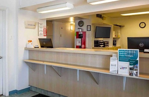 Summit Station Hotel | 2-Star Hotel ∙ Rodeway Inn Columbus