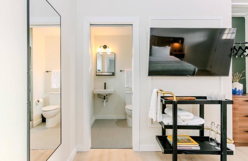 Talbot's Corner Hotel | 2 Welcoming East Nashville Rooms near Ryman Auditorium | Pool Access!