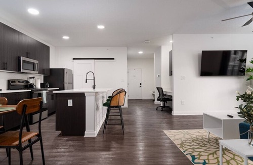 Whitestown Apartment | 20 mins DT | Sleeps 9 |Verdant Retreat SpaciousGym