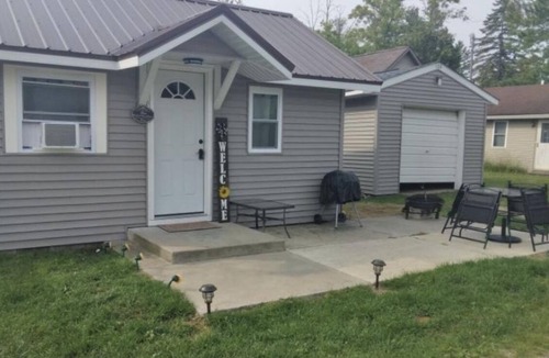 Houghton Lake Cabin | 200 Ft. from the Lake! Includes kayak & 4 man Paddle Boat-Long term avail.