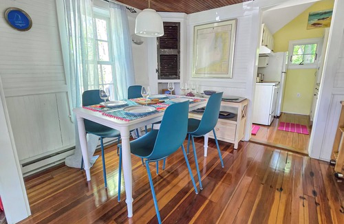 Wellfleet Cottage | 2BD Cottage-A/C, Screen Porch, Outdoor Shower & KAYAKS, Less than 500 ft to Wellfleet Harbor Beach