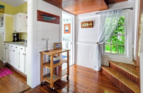 Wellfleet Cottage | 2BD Cottage-A/C, Screen Porch, Outdoor Shower & KAYAKS, Less than 500 ft to Wellfleet Harbor Beach