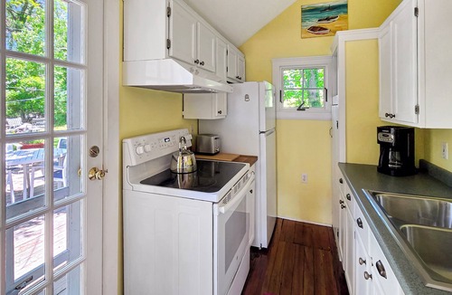 Wellfleet Cottage | 2BD Cottage-A/C, Screen Porch, Outdoor Shower & KAYAKS, Less than 500 ft to Wellfleet Harbor Beach
