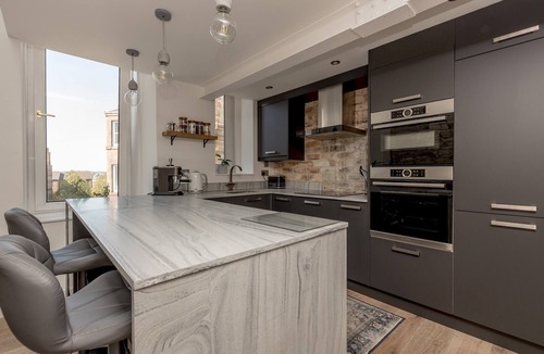 Merchiston Apartment | 2BD Loft Style Apt - Edinburgh - Free Parking - Pass the Keys