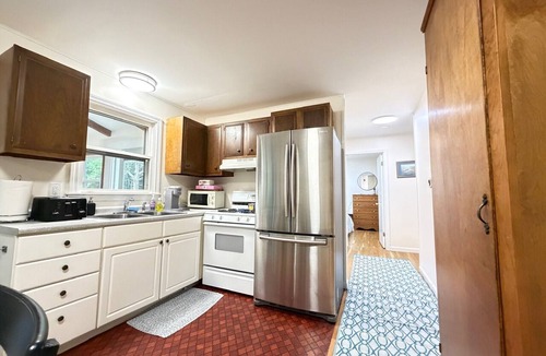 Dennis Cottage | 2Bed 1Bath- ½ Mile walk to Mayflower, central A/C, CLEAN w/washer/dryer