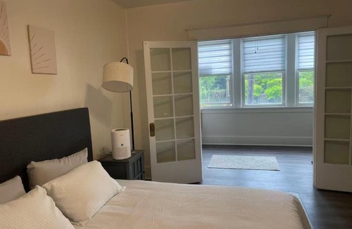 Point Breeze Apartment | 2BR 2 King Beds - Free Parking - Near Bakery Square and Universities