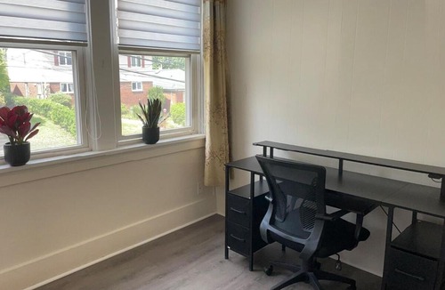 Point Breeze Apartment | 2BR 2 King Beds - Free Parking - Near Bakery Square and Universities