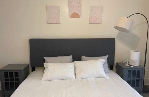 Point Breeze Apartment | 2BR 2 King Beds - Free Parking - Near Bakery Square and Universities