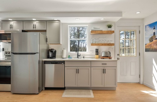 Ocean Park Apartment | 2BR Cozy Retreat, Near Beach, Parking