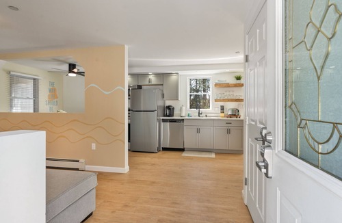 Ocean Park Apartment | 2BR Cozy Retreat, Near Beach, Parking