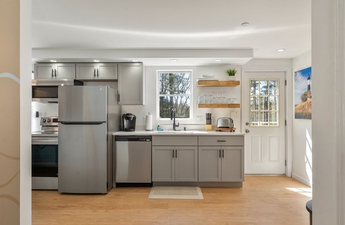Ocean Park Apartment | 2BR Cozy Retreat, Near Beach, Parking
