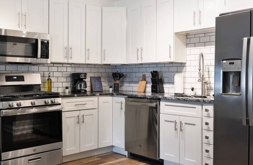 East Liberty Apartment | 2BR East Liberty Apt | King | Parking
