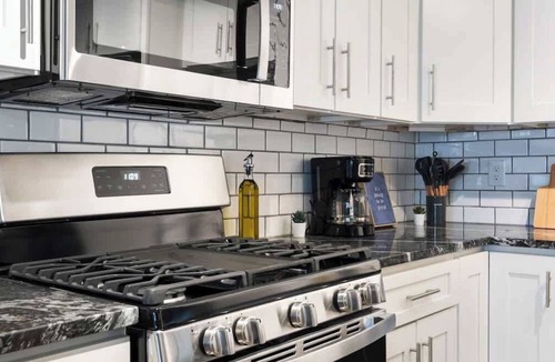 East Liberty Apartment | 2BR East Liberty ,Walkable, Parking