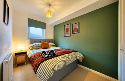 North Glasgow Apartment | 2BR Flat Central Location with Free Parking