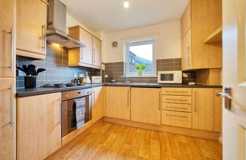North Glasgow Apartment | 2BR Flat Central Location with Free Parking