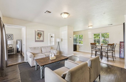 Central Oklahoma City Apartment | 2BR near the Zoo & Science Museum — set up for nurses and family stays #TA