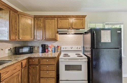 Central Oklahoma City Apartment | 2BR near the Zoo & Science Museum — set up for nurses and family stays #TA