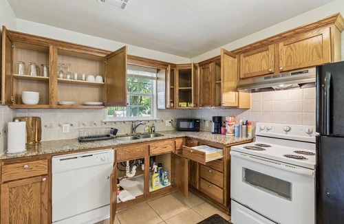 Central Oklahoma City Apartment | 2BR near the Zoo & Science Museum — set up for nurses and family stays #TA
