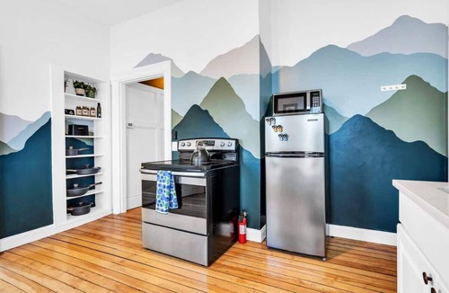 Oakdale Apartment | 2BR w/Parking | 5 Min to Downtown