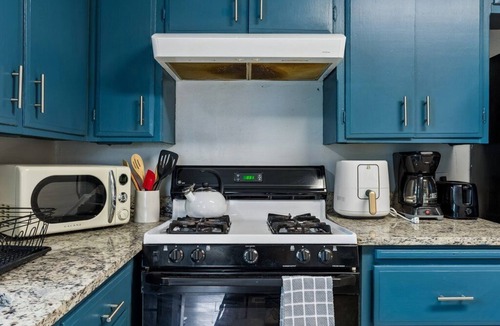 Central Oklahoma City Apartment | 2BR with a desk near Integris — built for travel nurses and monthly stays.