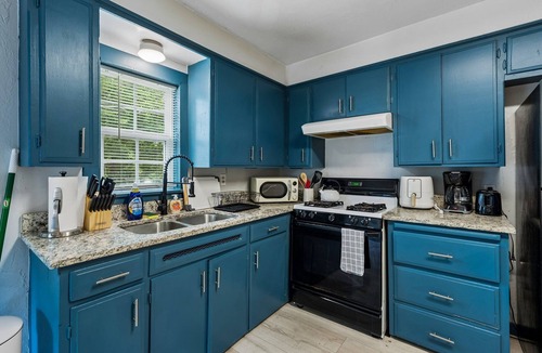 Central Oklahoma City Apartment | 2BR with a desk near Integris — built for travel nurses and monthly stays.