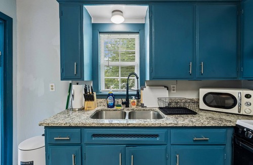 Central Oklahoma City Apartment | 2BR with a desk near Integris — built for travel nurses and monthly stays.