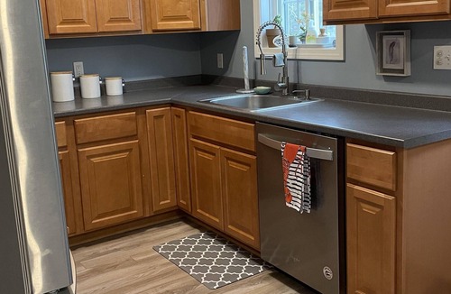 Town Hill House | 2nd Floor Apartment *MONTHLY RENTAL with no cleaning fees*