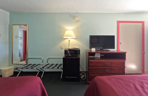 Vega Hotel | 3 Attractive Budget Rooms by I-40 – Great Overnight Stop w/Free Breakfast