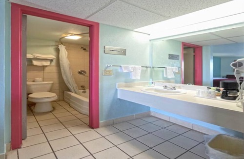 Vega Hotel | 3 Attractive Budget Rooms by I-40 – Great Overnight Stop w/Free Breakfast