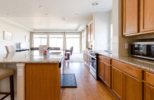 Aurora House | √3 BDR Ranch Home√For Families√Backyard√Parking√Quiet