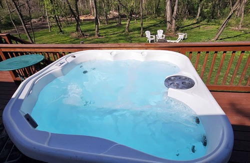 Mauston House | 3 BdrHomew/HotTub+FREE Firewood,sleeps10in Mauston,closeto WI Dells/Attractions