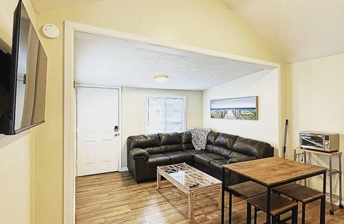 Geneva-on-the-Lake House | 3 BDRM Bungalow Sleeps 6 In The Heart of GOTL