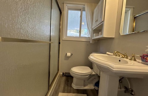 Applegate House | 3 BDRM, hot tub, walk to beach
