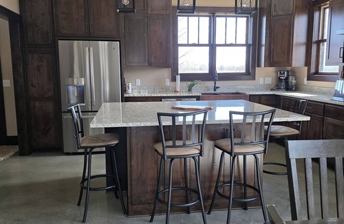 Hutchinson House | 3 bed 2 bath luxury home next to crow river private.