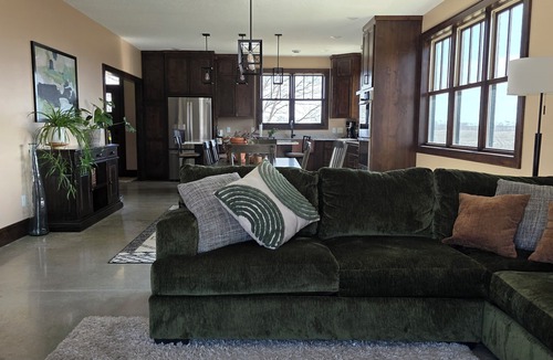 Hutchinson House | 3 bed 2 bath luxury home next to crow river private.
