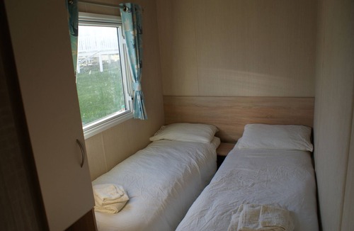 Crimdon Cabin | 3 Bed Caravan-Sleeps 6-Pool-Garden-Parking-Hot Tub