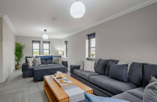 Alexandria House | 3 Bed in Alexandria (oc-88755)