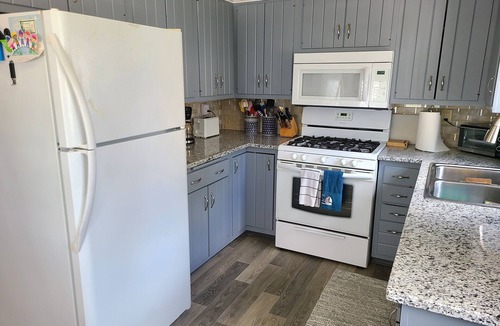 Ashtabula House | 3 Bedroom 2 Bath Cottage Lake Erie View near Geneva-on-the-Lake and Ashtabula