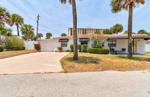 O'byrne Cottage | 3 Bedroom 2 Bath Pet Friendly Ocean View 4 Houses From Beach
