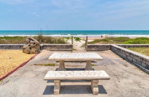 O'byrne Cottage | 3 Bedroom 2 Bath Pet Friendly Ocean View 4 Houses From Beach