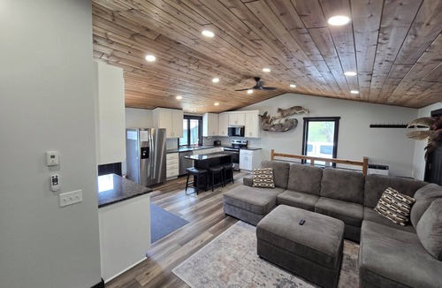 International Falls Cabin | 3-bedroom cabin by Rainy Lake with Hot Tub.