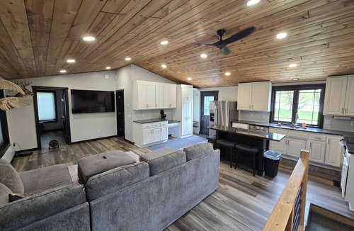 International Falls Cabin | 3-bedroom cabin by Rainy Lake with Hot Tub.
