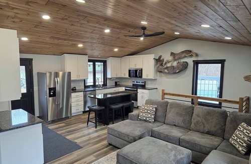 International Falls Cabin | 3-bedroom cabin by Rainy Lake with Hot Tub.