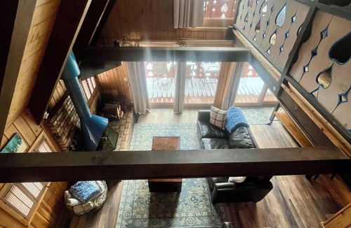 Harbor Springs Ski Chalet | 3-bedroom chalet plus XL loft & hot tub,next to NubsNob, sleeps 12