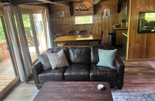 Harbor Springs Ski Chalet | 3-bedroom chalet plus XL loft & hot tub,next to NubsNob, sleeps 12