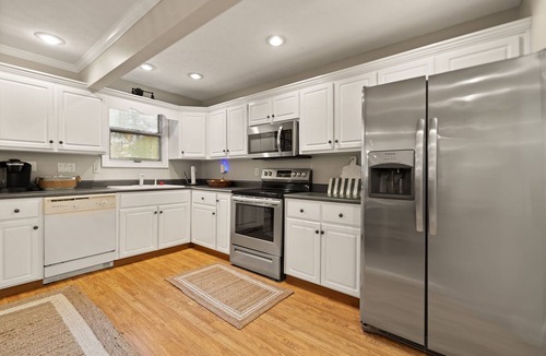 Bronston Condo | 3-bedroom condo in delightful Woodson Bend Resort, Bronston, KY on #7 Green