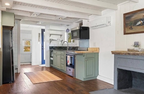 Mid-Coast and Islands Cottage | 3-bedroom cottage in Harpswell with waterfront access to ash cove