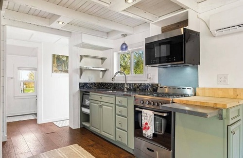 Mid-Coast and Islands Cottage | 3-bedroom cottage in Harpswell with waterfront access to ash cove