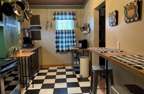 Bremen House | 3-bedroom historic house in adorable Bremen with cool AC for relaxing stays.